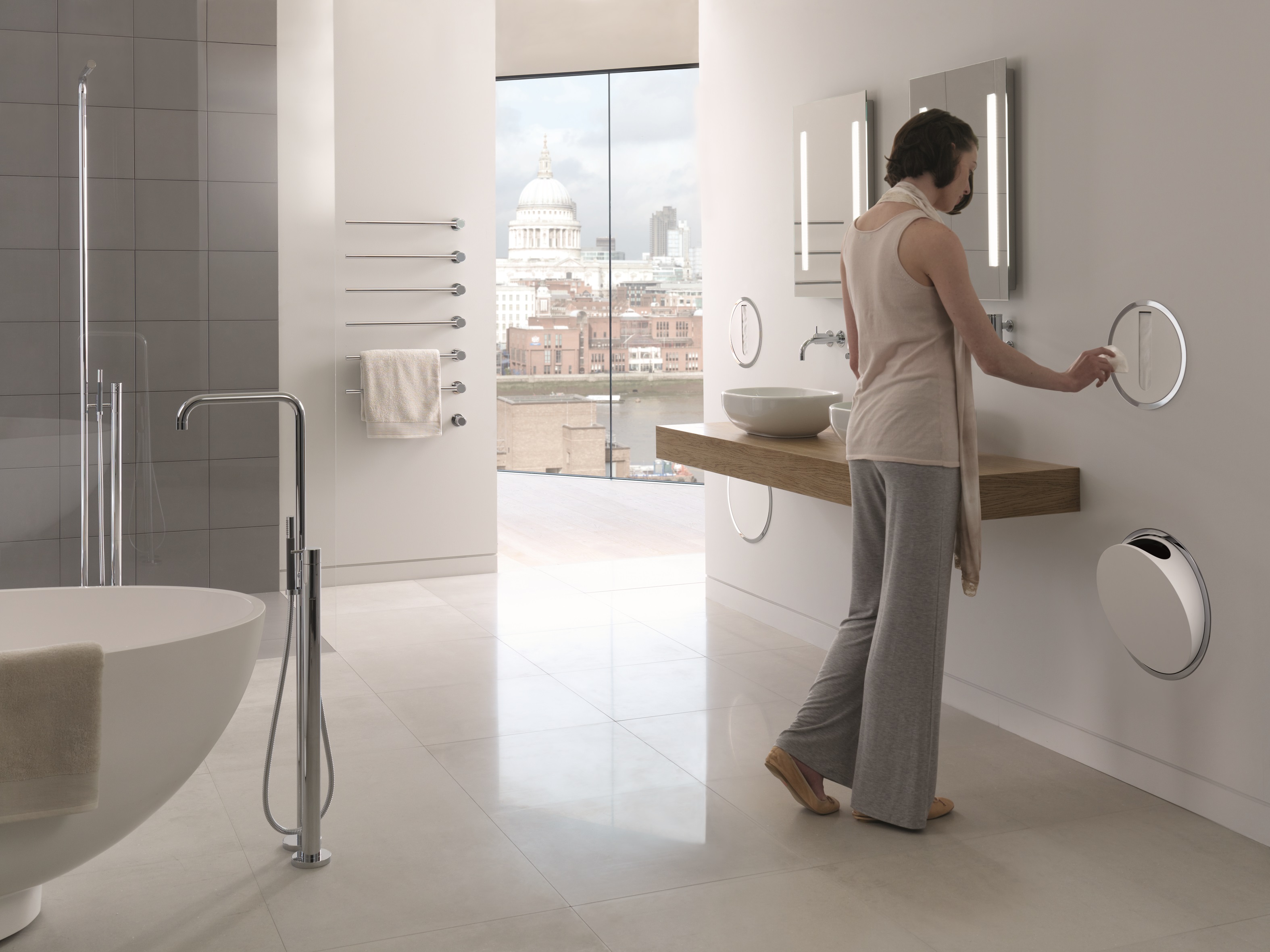 Baño style contemporaneo color blanco, gris, gris, bronce  diseñado por Vola | Marca colaboradora 