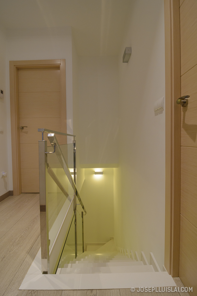 Pasillo, Escalera style contemporaneo color ocre, beige, beige, blanco, plateado  diseñado por Josep Lluis Lai | Marca colaboradora 