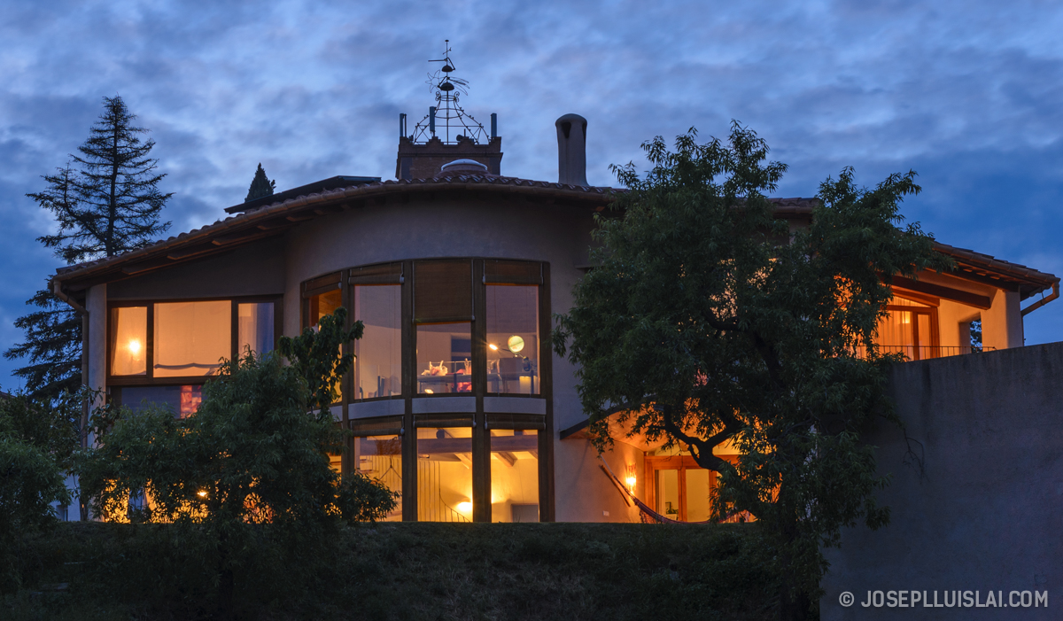 Exterior, Jardin style mediterraneo color marron, ocre, blanco  diseñado por Josep Lluis Lai | Marca colaboradora | Copyright copyright Josep Lluis Lai.