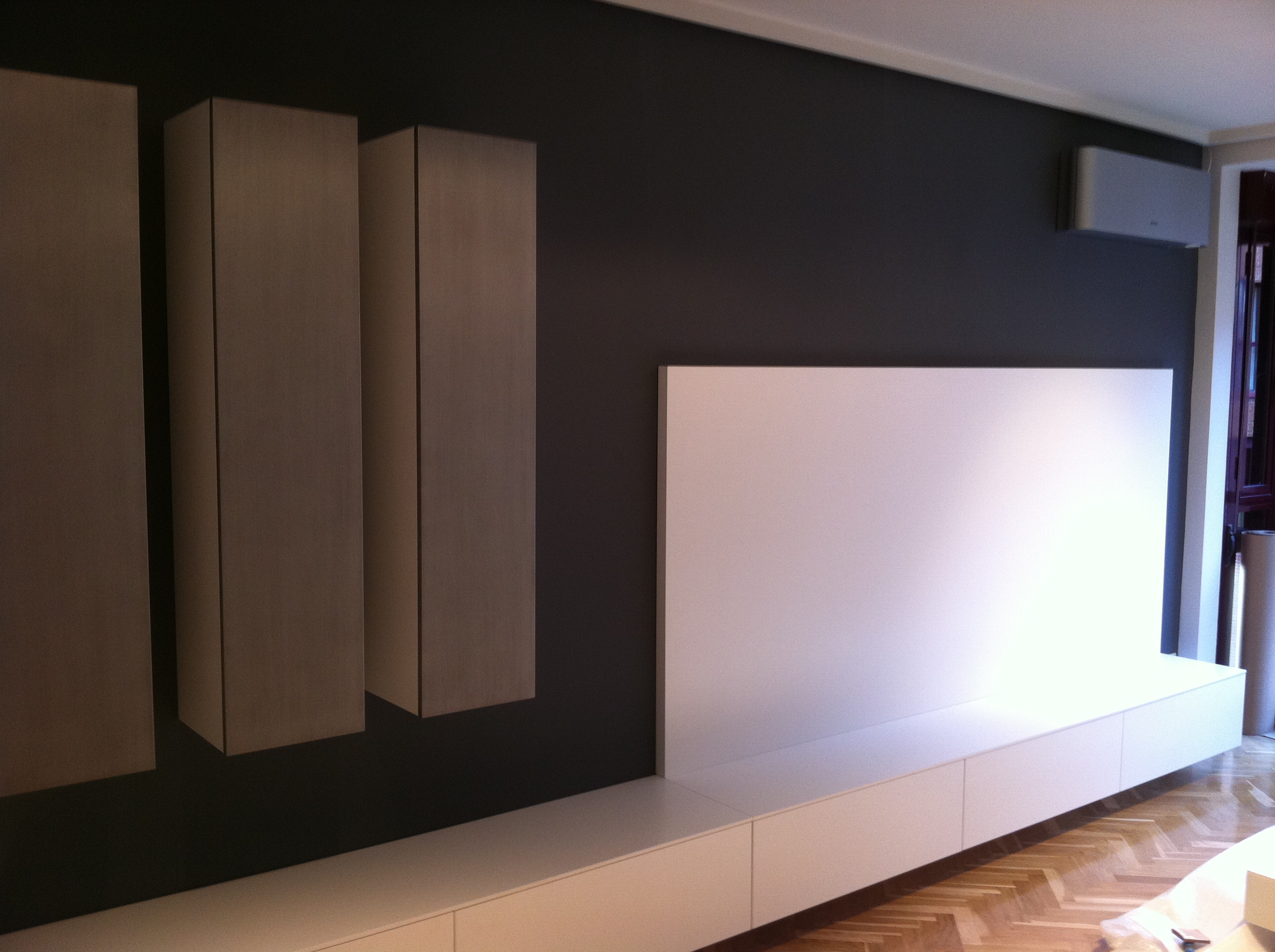 Comedor, Sala de la TV style contemporaneo color marron, blanco  diseñado por ARCOMOBEL | Marca colaboradora 