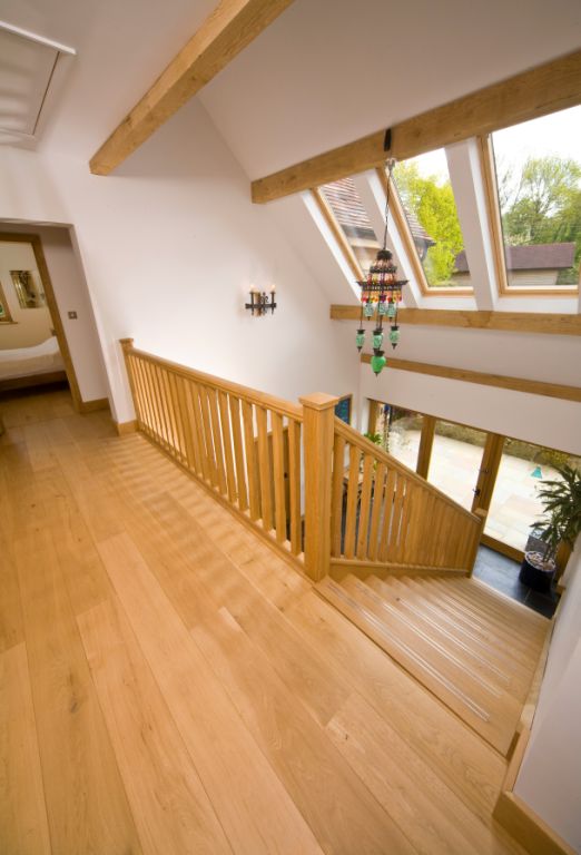 Escalera style contemporaneo color marron, plateado  diseñado por BONA | Marca colaboradora | Copyright Bona