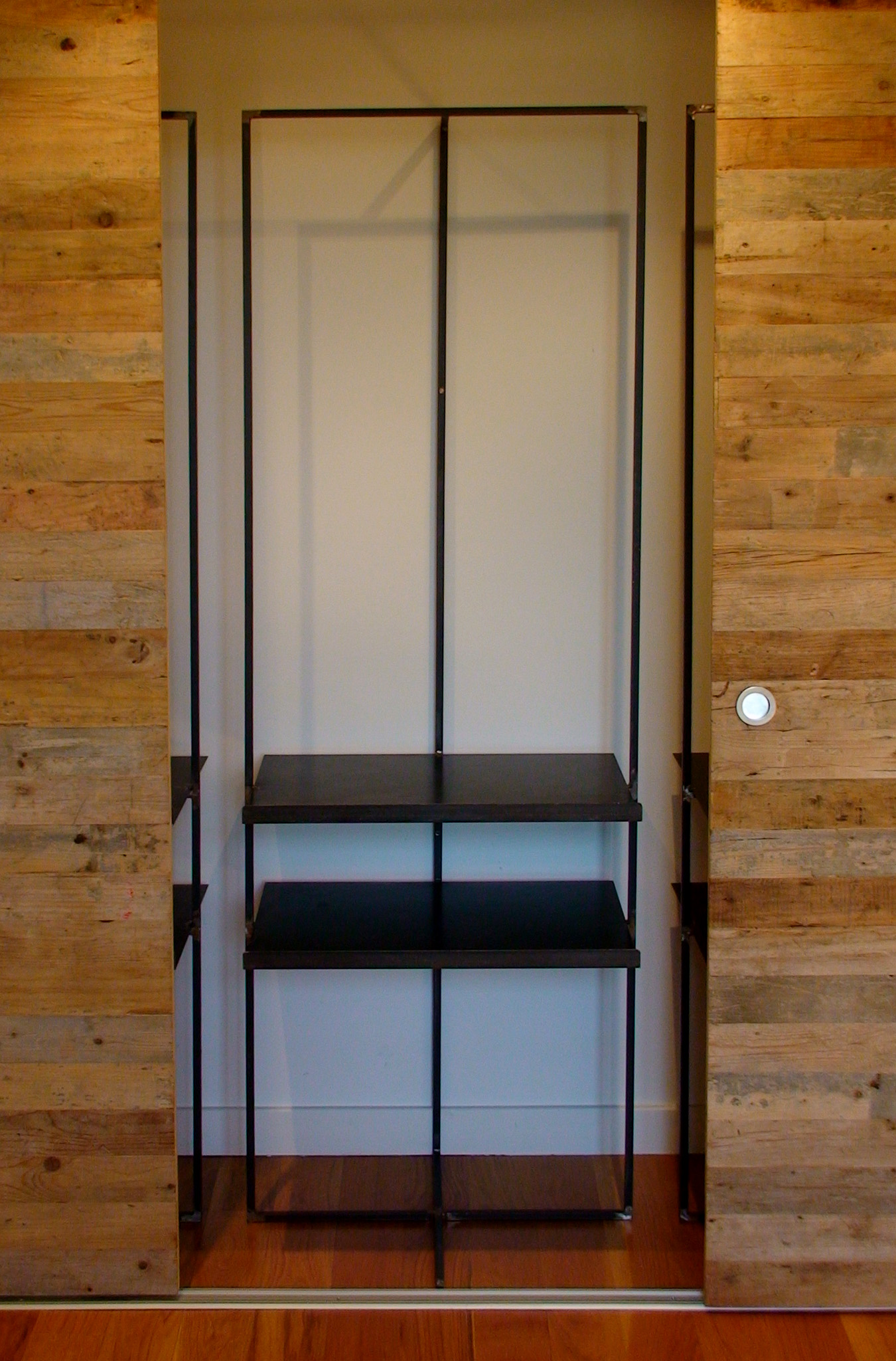 Dormitorio style moderno color negro  diseñado por Atelier de Desseins | Marca colaboradora | Copyright copyright Atelier de Desseins