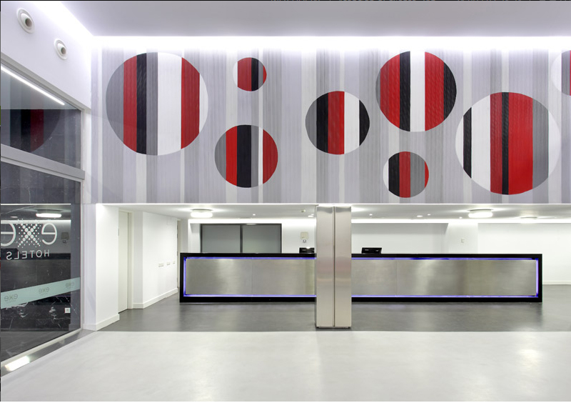 Hotel style contemporaneo color rojo, blanco, gris, gris, negro  diseñado por bombardearte s.l | Marca colaboradora | Copyright si