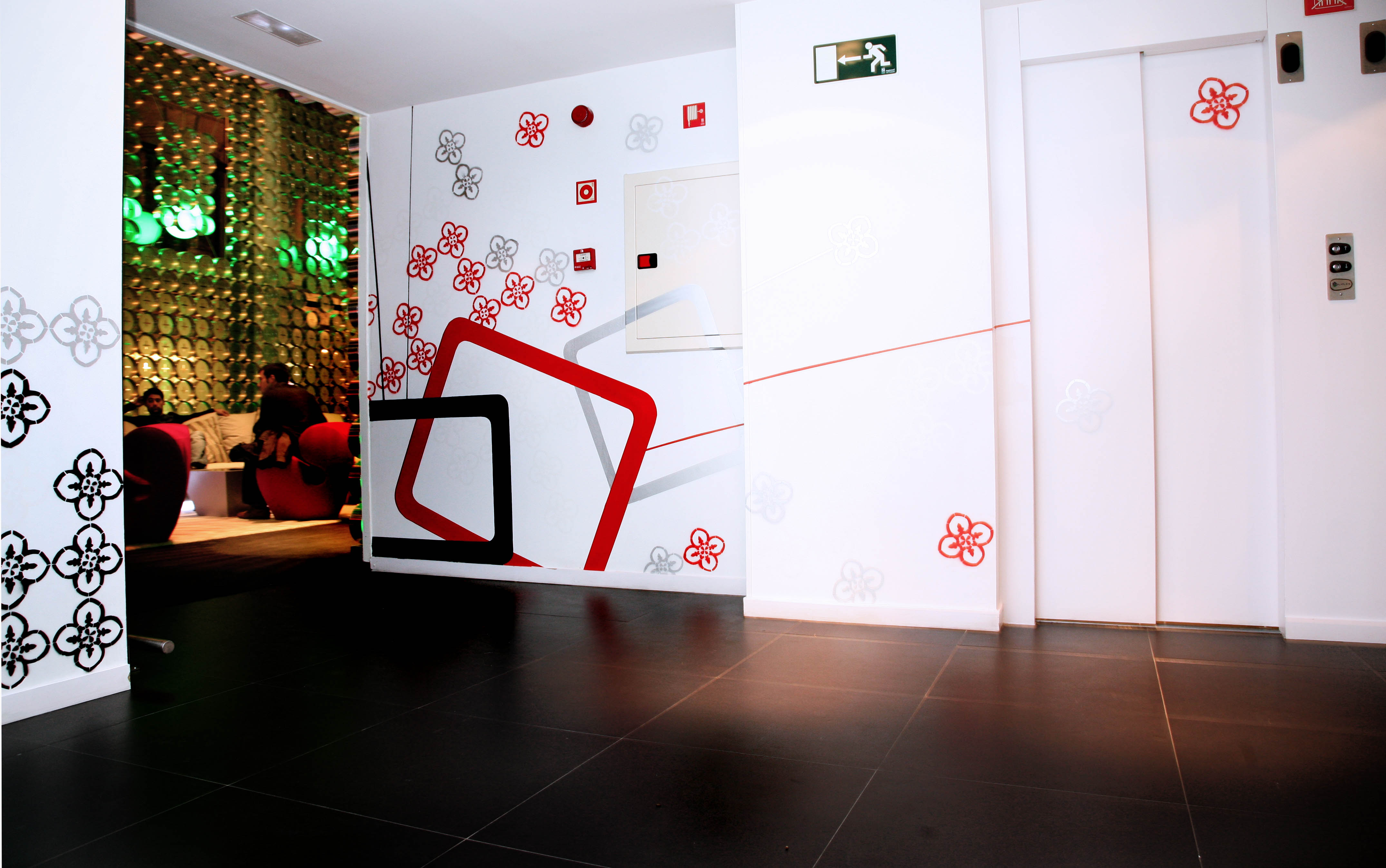 Hotel style contemporaneo color rojo, blanco, gris, negro  diseñado por bombardearte s.l | Marca colaboradora | Copyright si