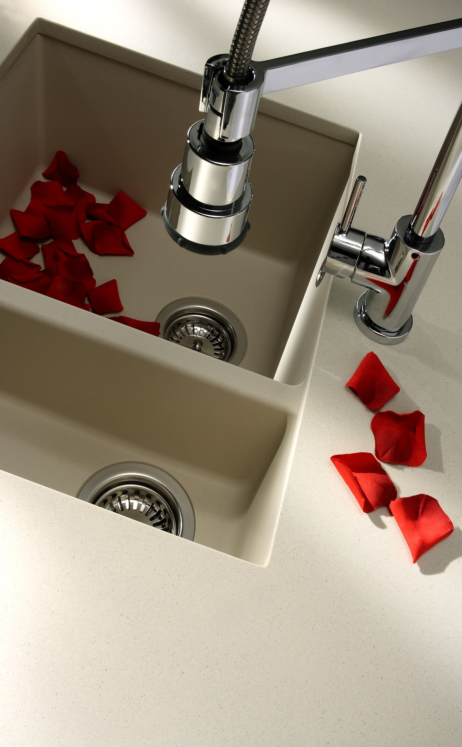Cocina style contemporaneo color rojo, blanco, plateado  diseñado por COMPAC | Marca colaboradora | Copyright Compac