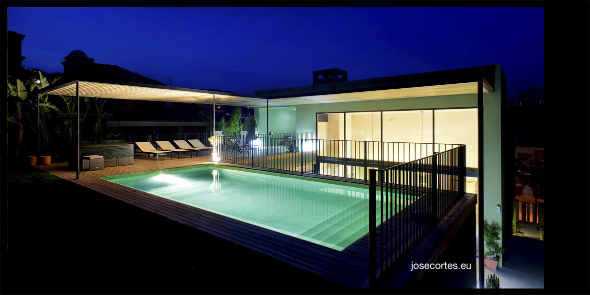 Balcon, Piscina, Porche style contemporaneo color azul cielo, beige, marron, negro  diseñado por JOSE CORTES - FOTÓGRAFO | Marca colaboradora | Copyright © josecortes - se prohibe la reproducción total o parcial en cualquier tipo de soporte o formato.