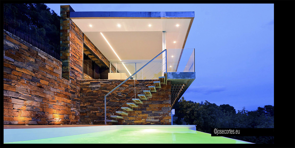 Piscina, Escalera, Exterior style moderno color marron, marron, blanco, plateado  diseñado por JOSE CORTES - FOTÓGRAFO | Marca colaboradora | Copyright © josecortes - se prohibe la reproducción total o parcial en cualquier tipo de soporte o formato.