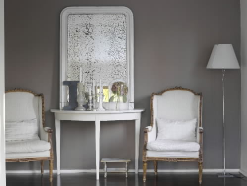 Vestibulo style clasico color marron, blanco, gris  diseñado por jotun ibérica | Marca colaboradora | Copyright Pinturas Jotun