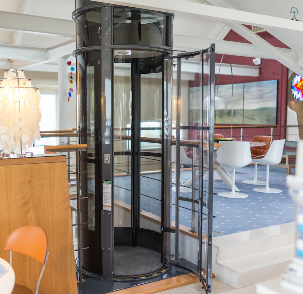 Estudio, Cocina, Loft style moderno color azul, gris, bronce  diseñado por PNEUMATIC VACUUM ELEVATORS AND LIFTS S.L. | Marca colaboradora | Copyright Imagen propiedad Pneumatic Vacuum Elevators Llc. Uso exclusivo por parte de PVE.