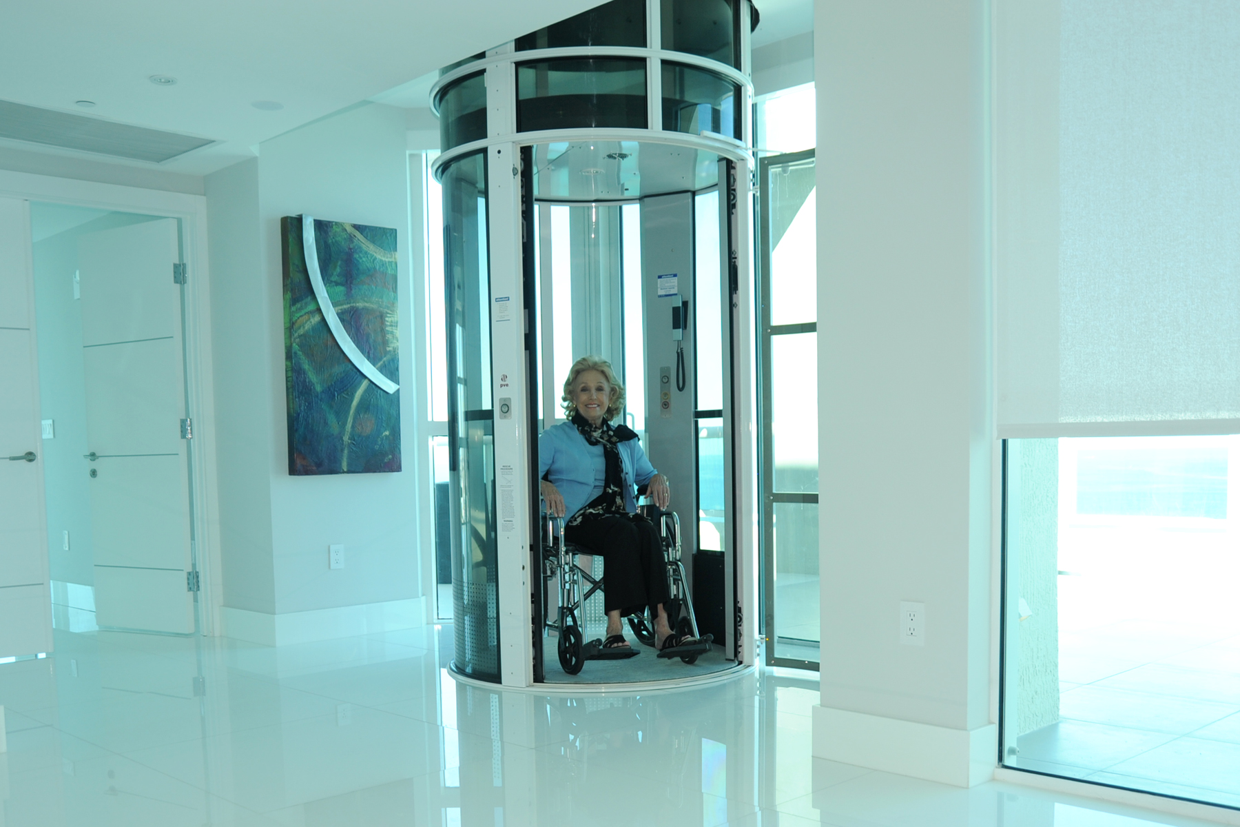 Recibidor style moderno color turquesa, azul cielo, blanco  diseñado por PNEUMATIC VACUUM ELEVATORS AND LIFTS S.L. | Marca colaboradora | Copyright Imagen propiedad Pneumatic Vacuum Elevators Llc. Uso exclusivo por parte de PVE.