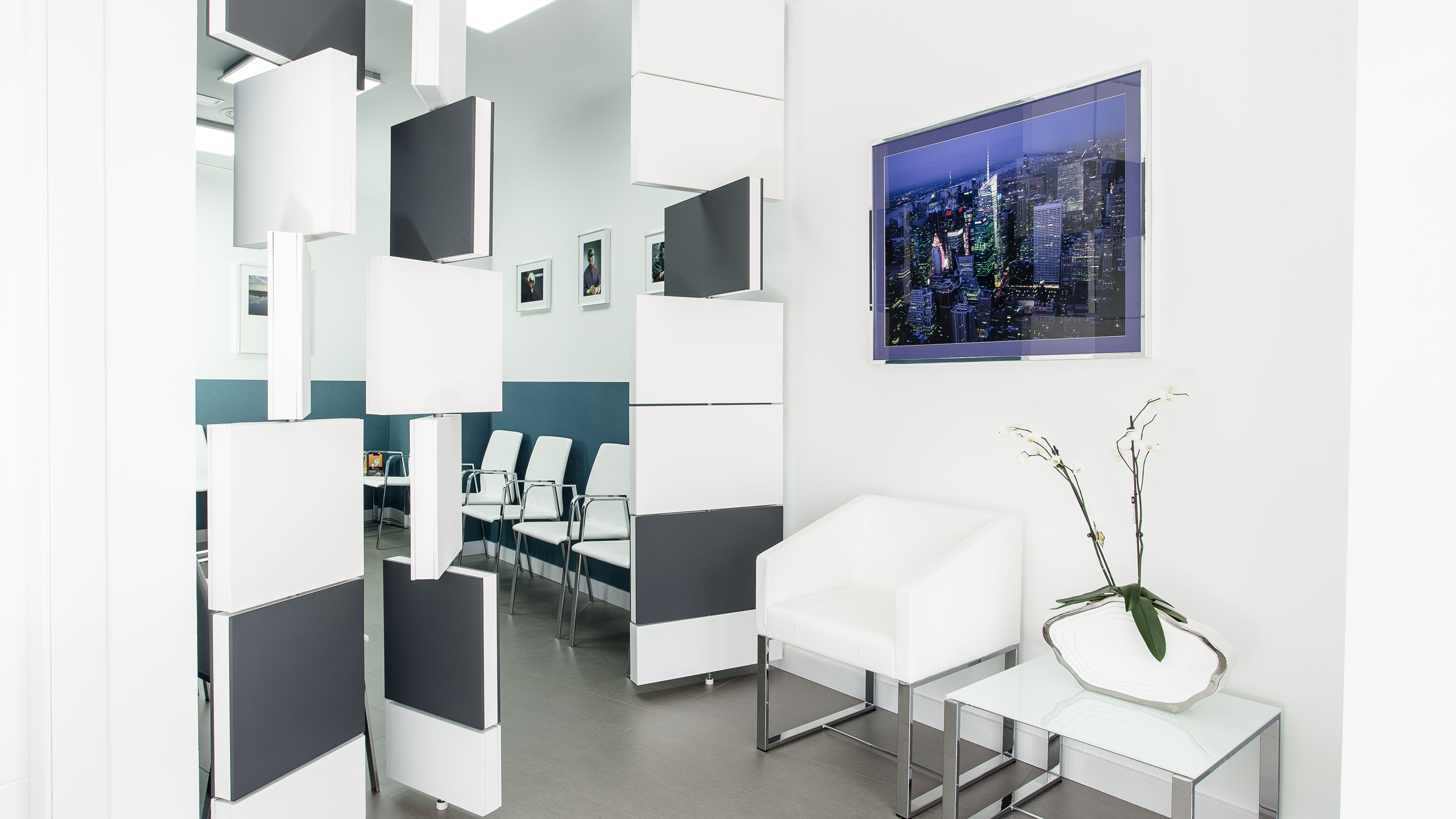 Estudio, Oficina, Loft style moderno color azul oscuro, blanco, gris  diseñado por SERASTONE | Marca colaboradora | Copyright Serastone®