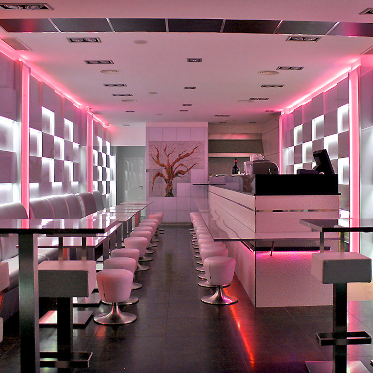 Restaurante, Loft, Hotel style moderno color rojo, rosa, blanco  diseñado por SERASTONE | Marca colaboradora | Copyright Serastone®