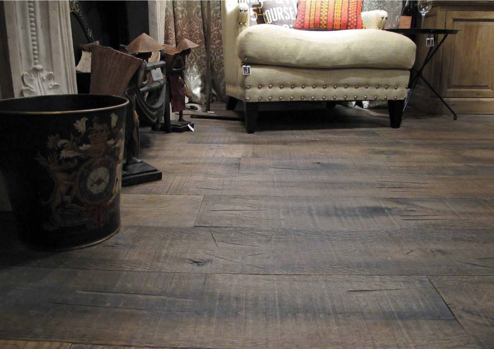 Tienda style contemporaneo color beige, marron, marron  diseñado por ESCO SUELOS DE MADERA | Marca colaboradora 