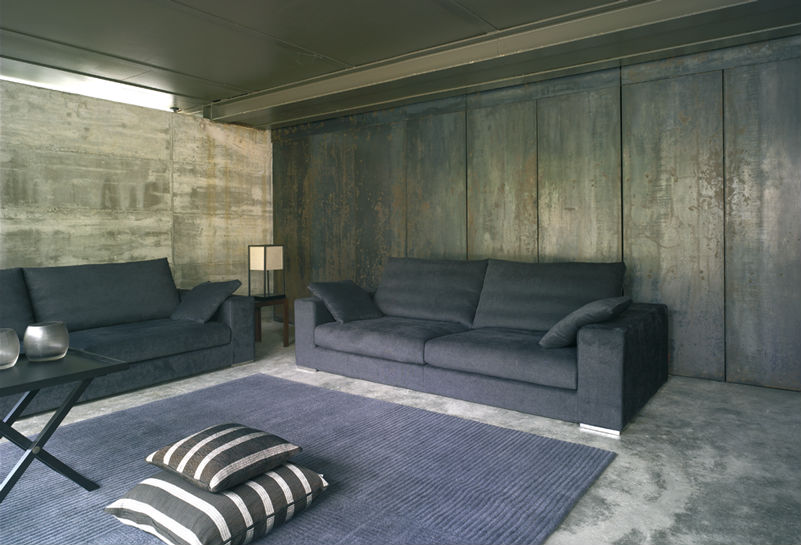 Sala de la TV style contemporaneo color gris, gris, negro  diseñado por MUEBLES TEMASV | Marca colaboradora | Copyright Temasv
