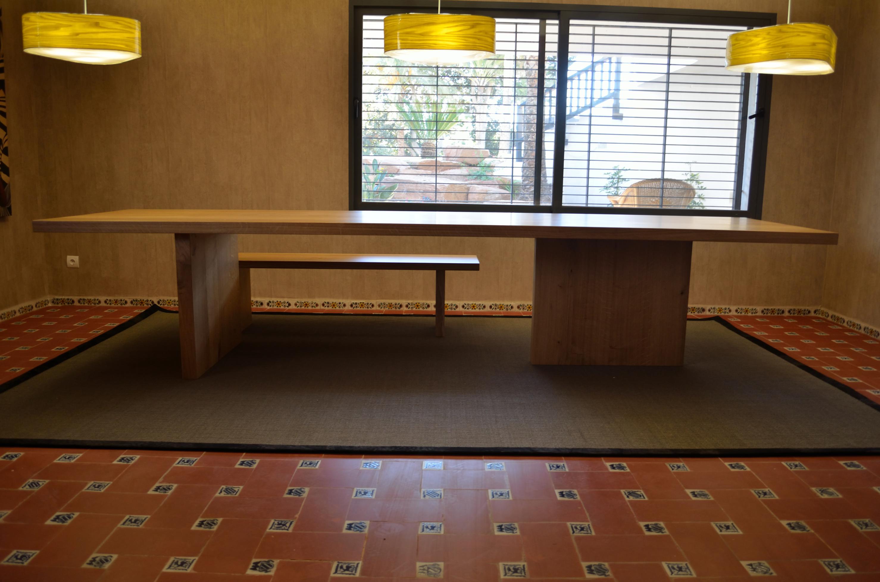 Comedor style moderno color rojo, marron  diseñado por Qhands Wood Design Barcelona | Marca colaboradora 