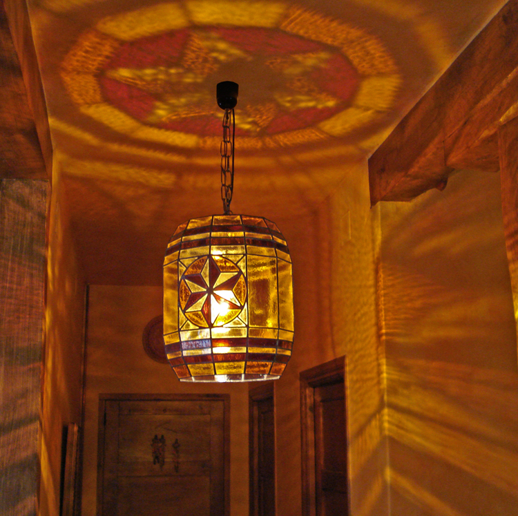 Restaurante, Cafeteria, Hotel style contemporaneo color rojo, amarillo, bronce  diseñado por Panchi Morán | Marca colaboradora | Copyright si