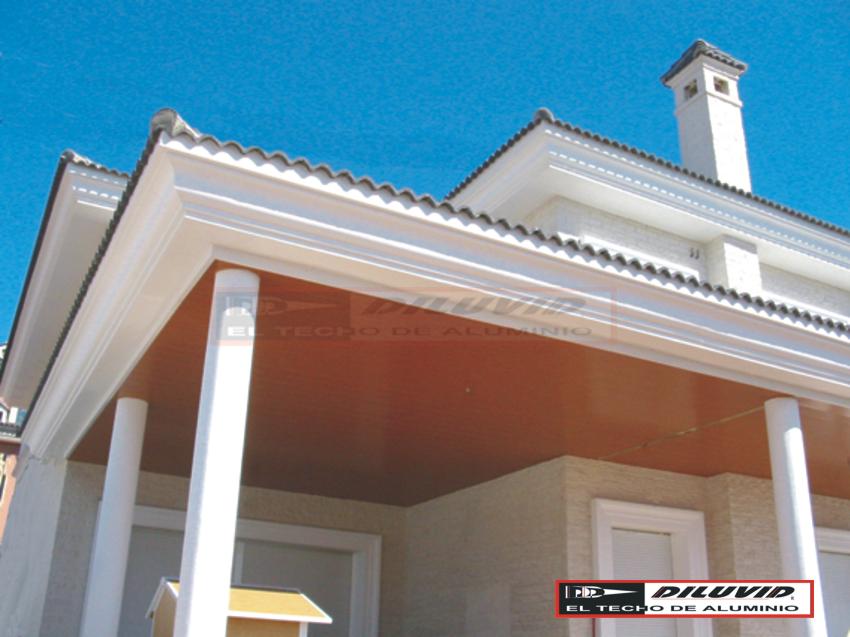 Porche, Exterior style mediterraneo color marron, beige, blanco  diseñado por DILUVID | Marca colaboradora | Copyright si