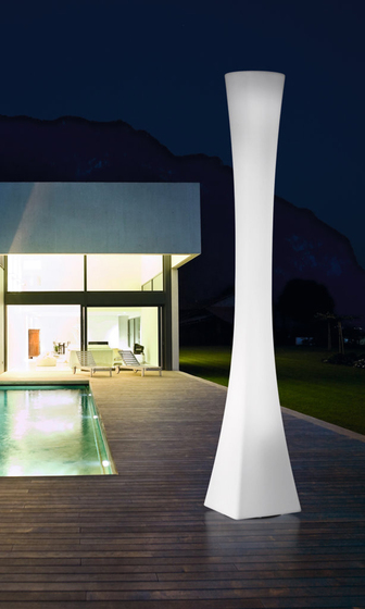 Terraza, Piscina style contemporaneo color marron, blanco, negro  diseñado por Pujol iluminacion | Marca colaboradora | Copyright Iluminación Pujol