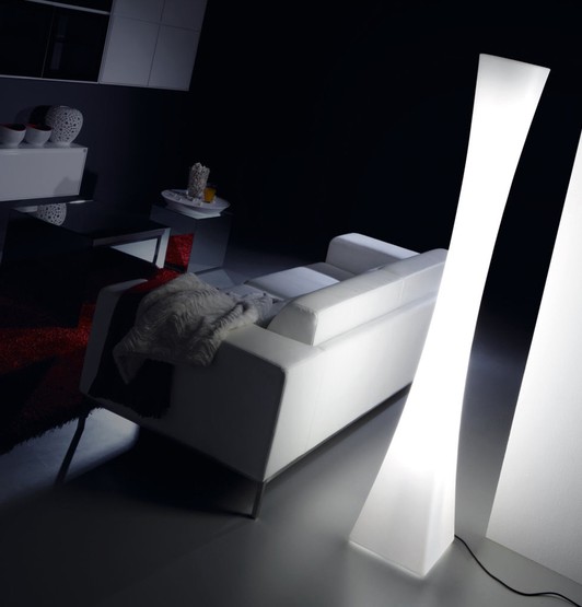 Salon style contemporaneo color rojo, blanco, negro  diseñado por Pujol iluminacion | Marca colaboradora | Copyright Pujol Iluminación
