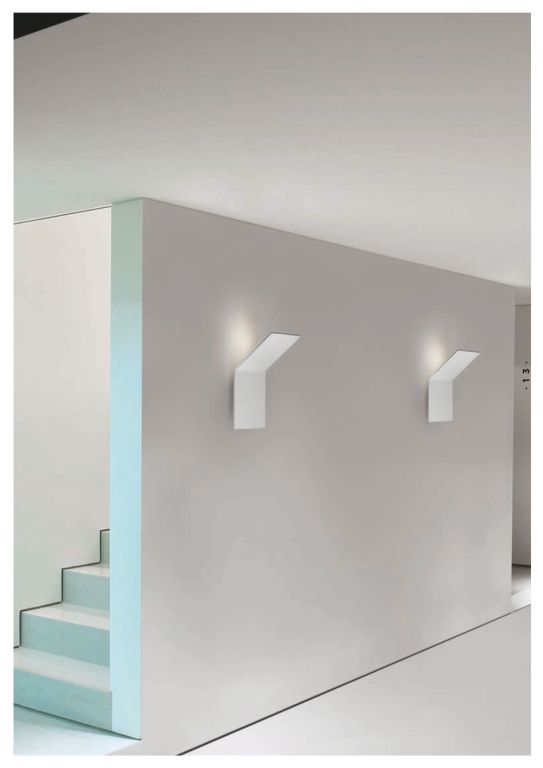 Escalera style moderno color amarillo, blanco, gris  diseñado por Pujol iluminacion | Marca colaboradora | Copyright Iluminación Pujol