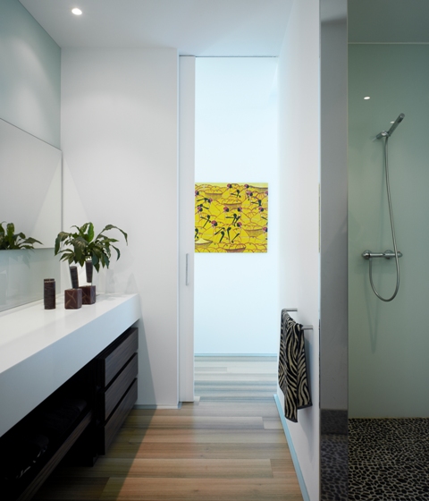 Baño style contemporaneo color marron, blanco, negro  diseñado por klein | Marca colaboradora | Copyright klein