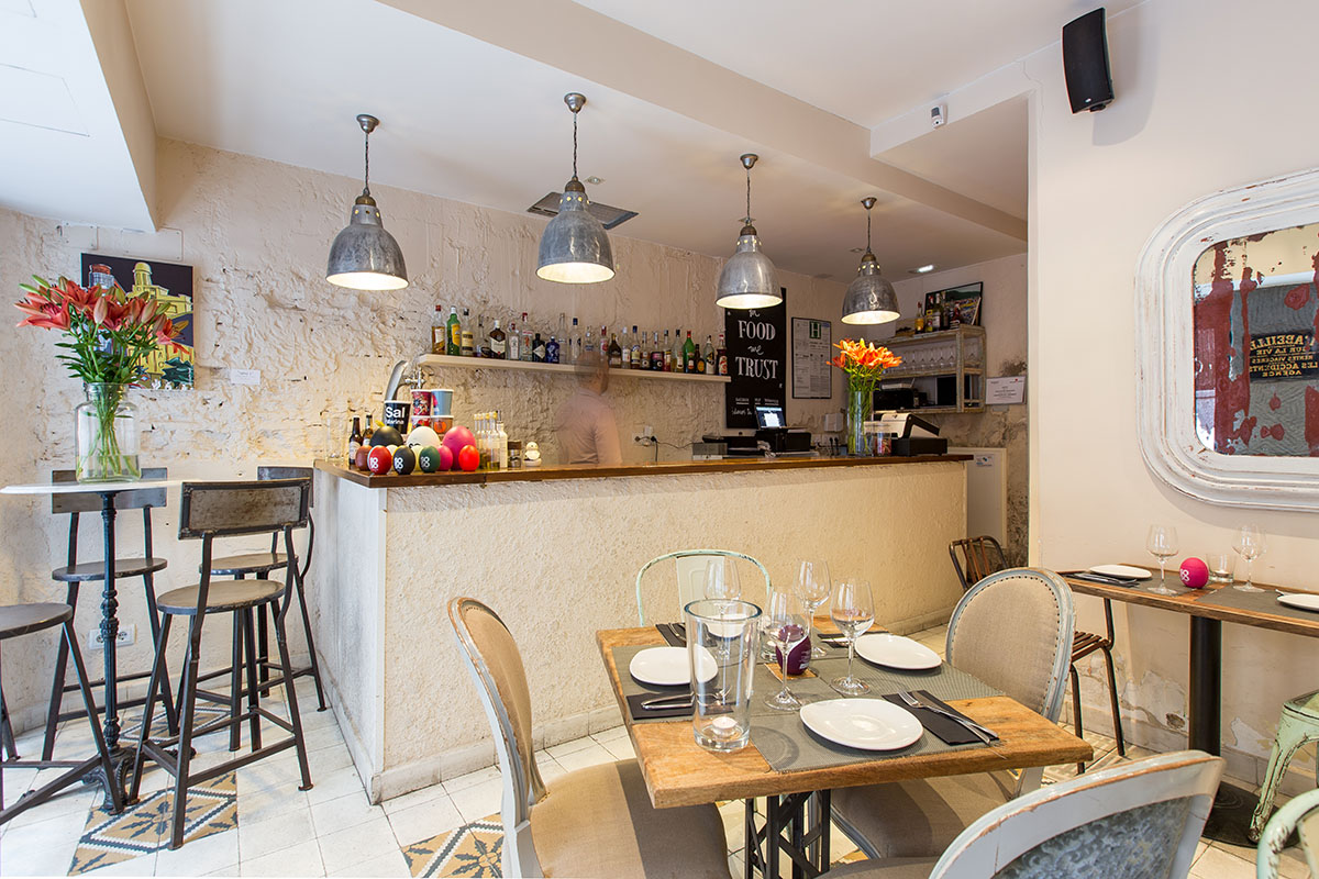Restaurante, Cafeteria style vintage color marron, blanco  diseñado por Carmen Agulló. Fotógrafía. | Marca colaboradora 