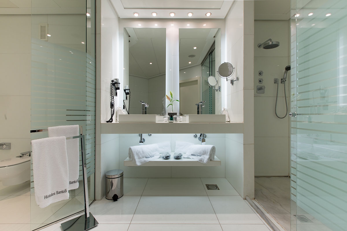 Baño style contemporaneo color azul cielo, beige, blanco  diseñado por Carmen Agulló. Fotógrafía. | Marca colaboradora 