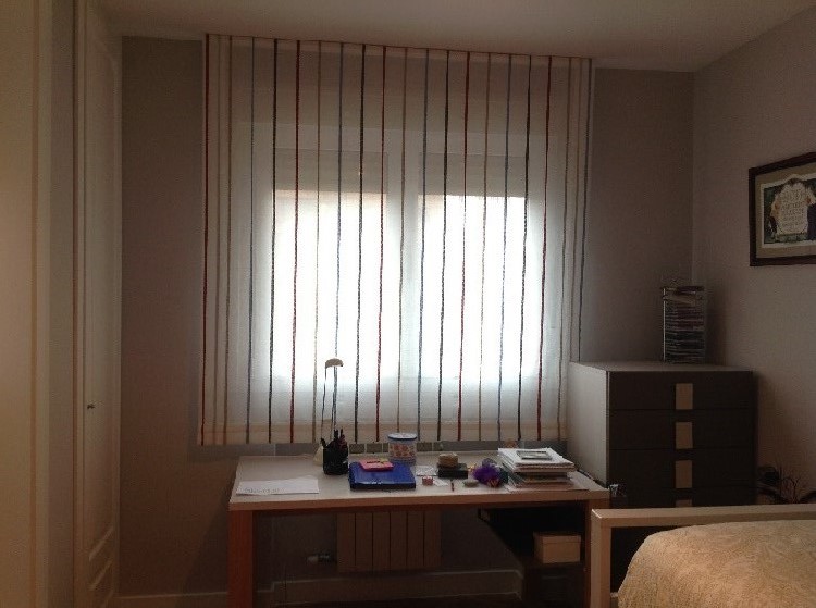 Dormitorio style moderno color beige, marron, blanco  diseñado por Cortinasmadrid-TecnicorT | Marca colaboradora | Copyright Estor Paccetto con tejido en Lino cabezal oculto a cadena 