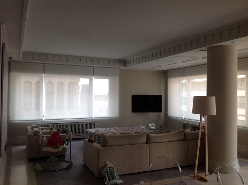 Salon style moderno color beige, marron, blanco  diseñado por Cortinasmadrid-TecnicorT | Marca colaboradora | Copyright Propia