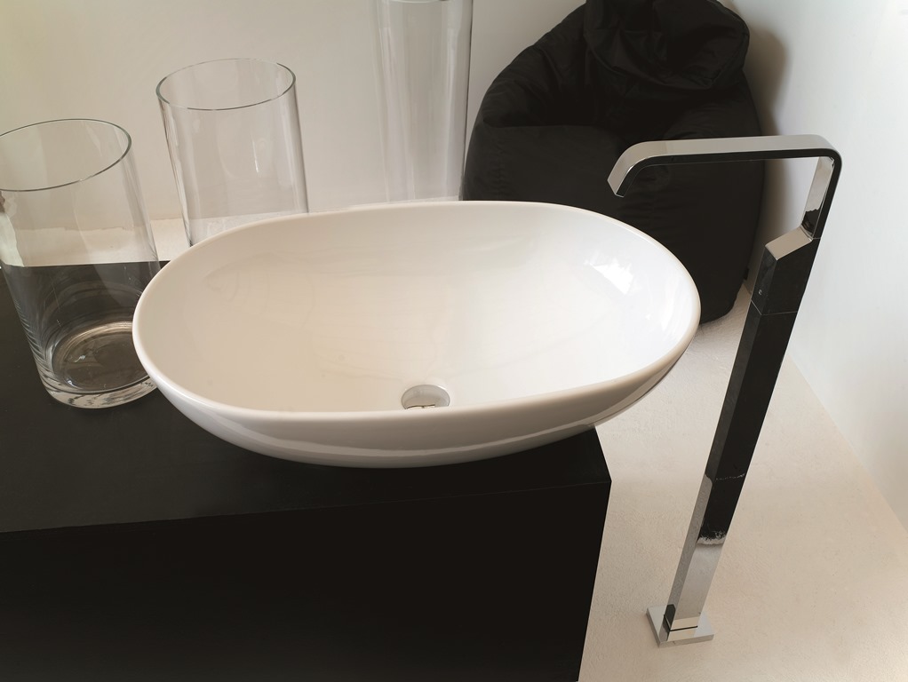 Baño style moderno color gris  diseñado por CAZAÑA DESIGN | Marca colaboradora | Copyright Lavabo porcelana sobrencimera ovalado de 70 x 44 x 20